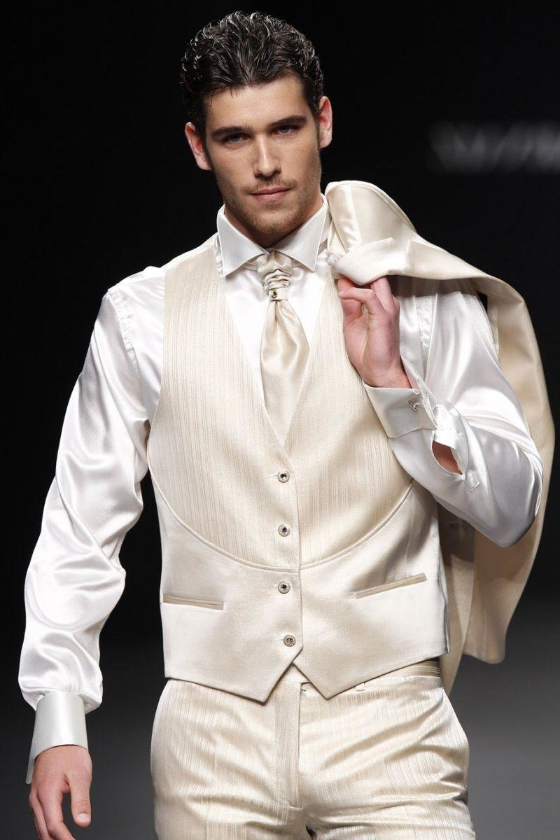 Парень в белом костюме