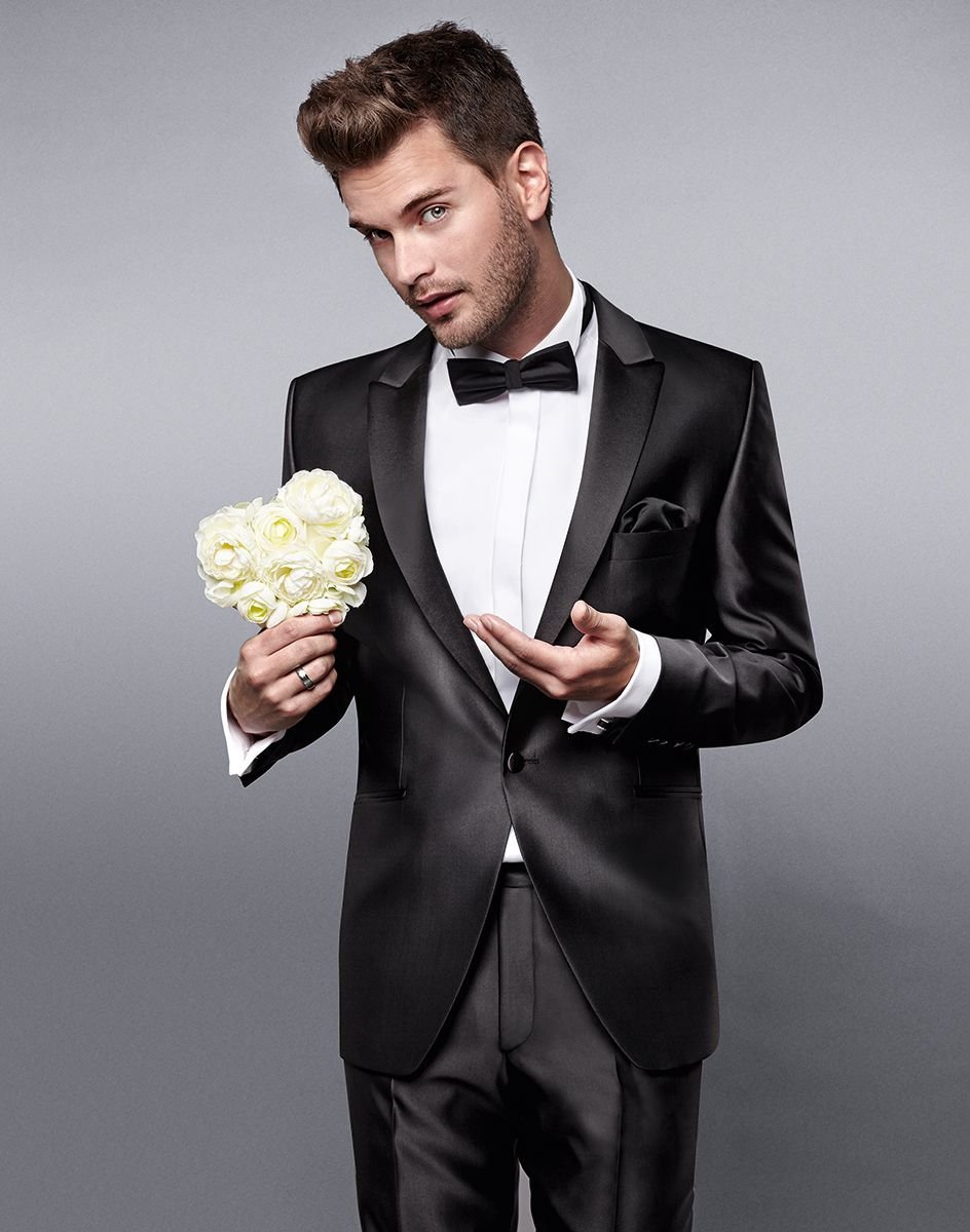 Парень в костюме с розой