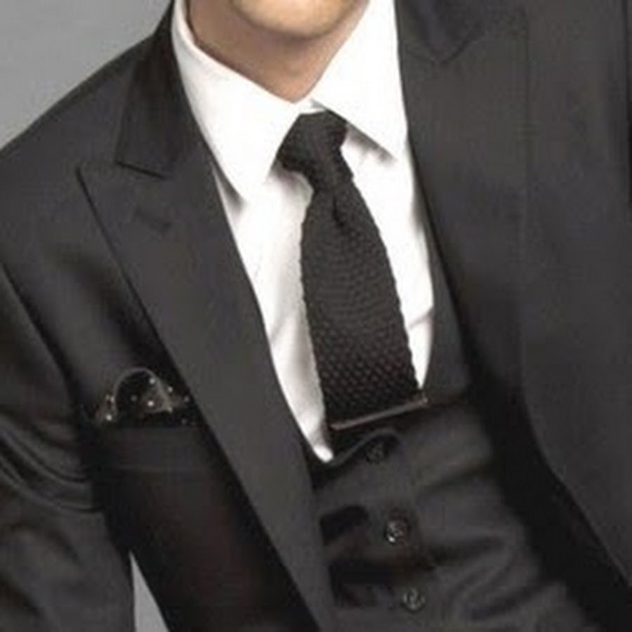 Парень в костюме