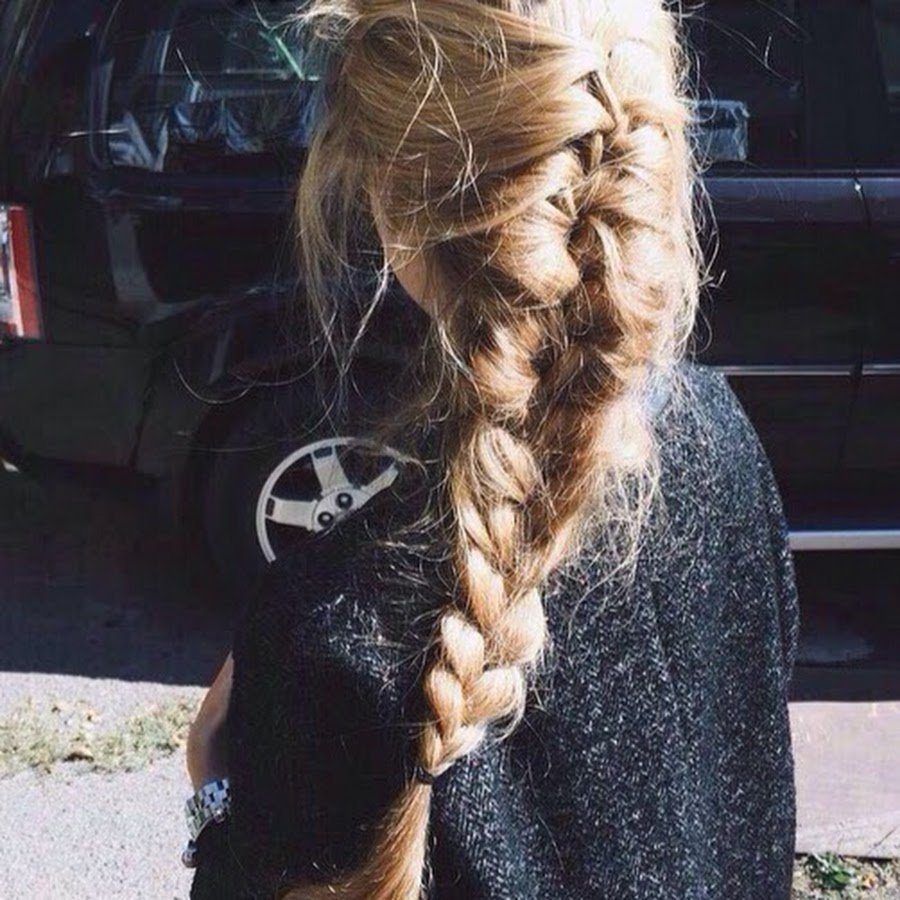 Блондинка с косой со спины