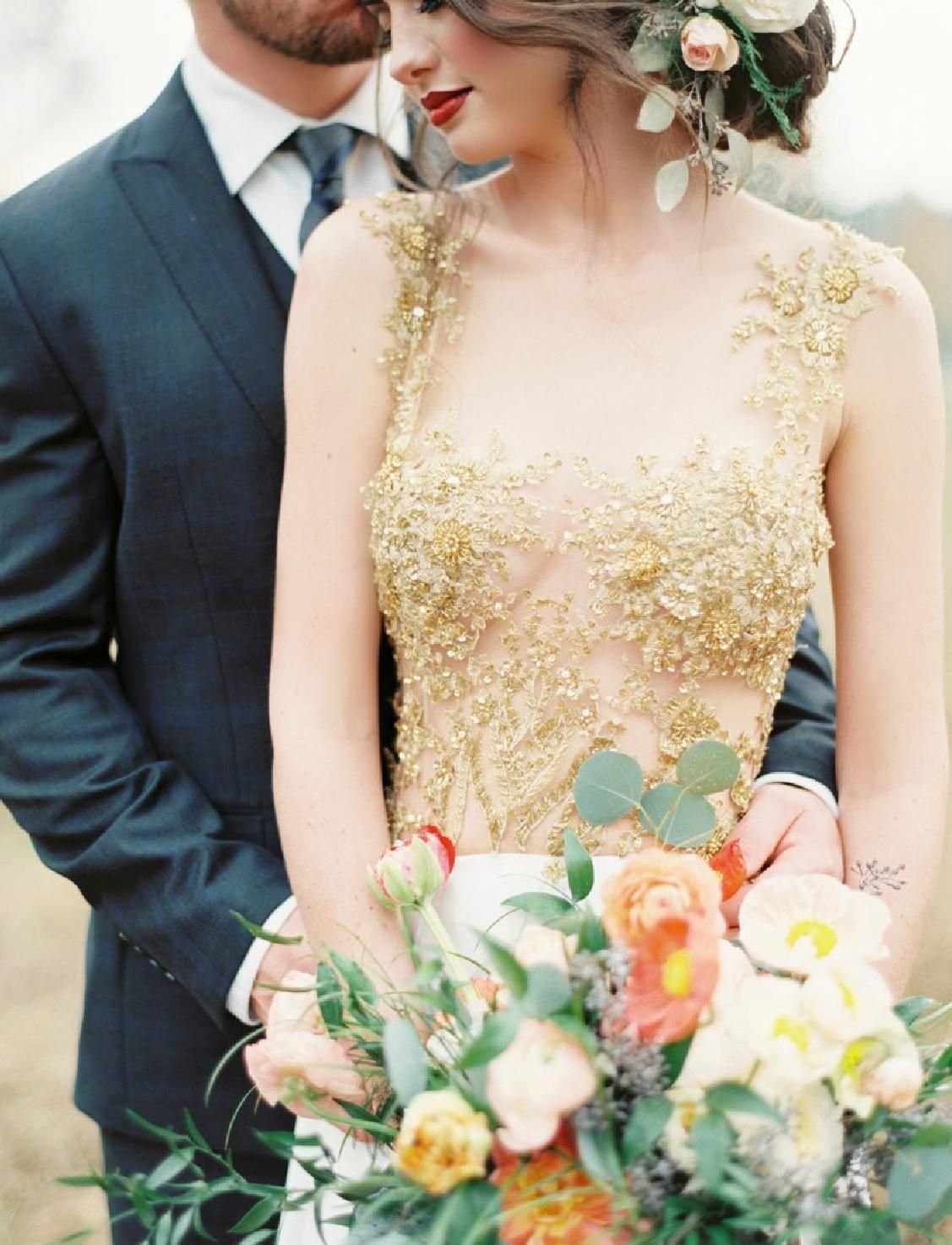 Невеста в бежевом платье с женихом