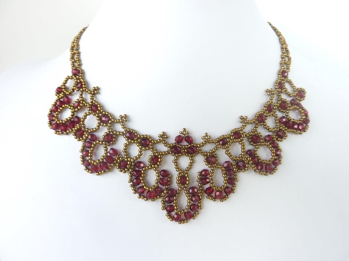 Ажурное колье из бисера и бусин