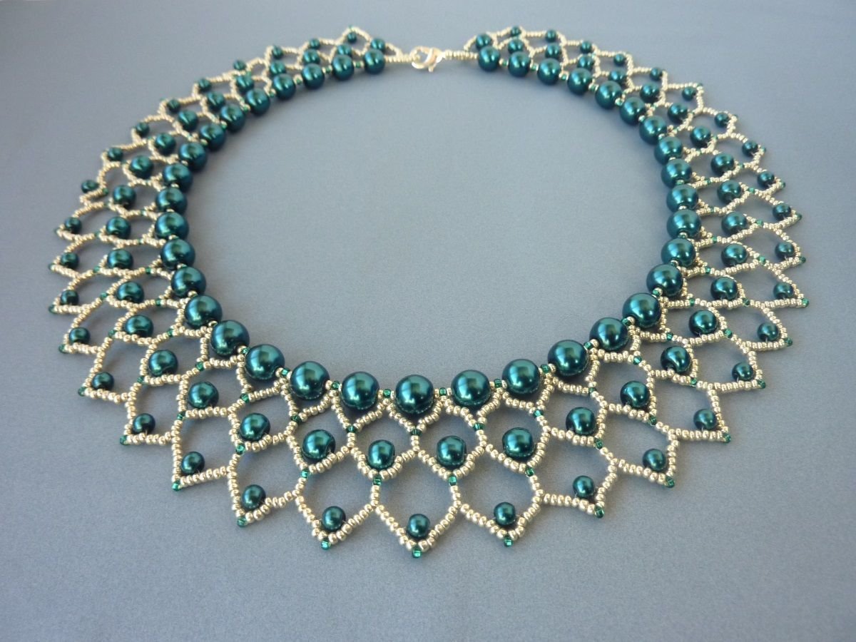 Колье из бисера и бусин