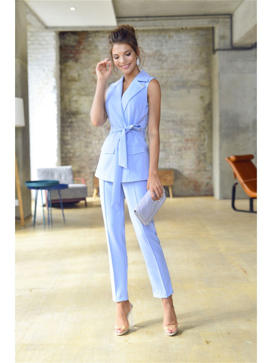 Голубой брючный костюм женский