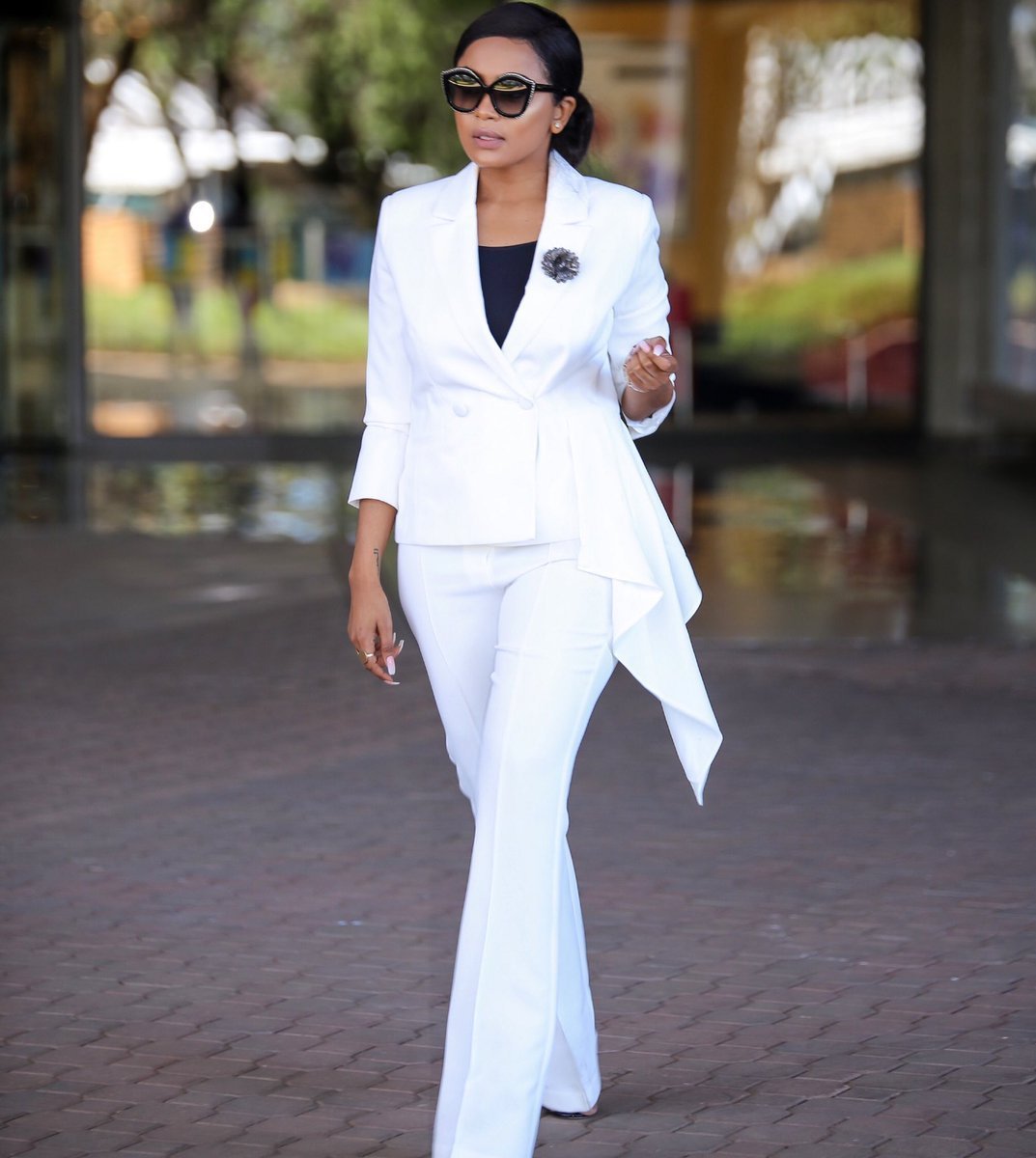 Белый брючный костюм