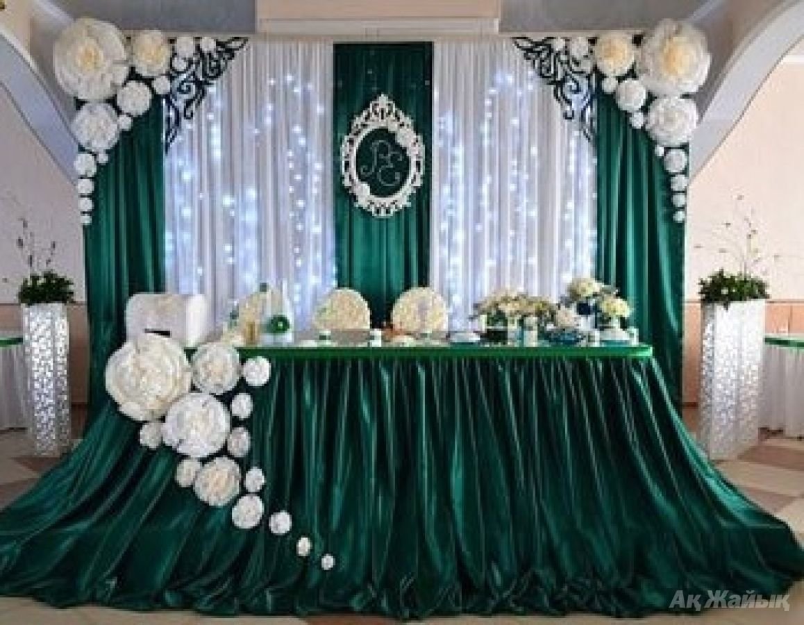 Декор зала в изумрудном цвете