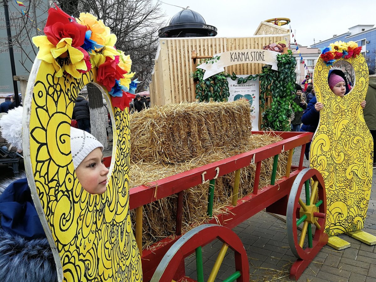 Уличные декорации на Масленицу