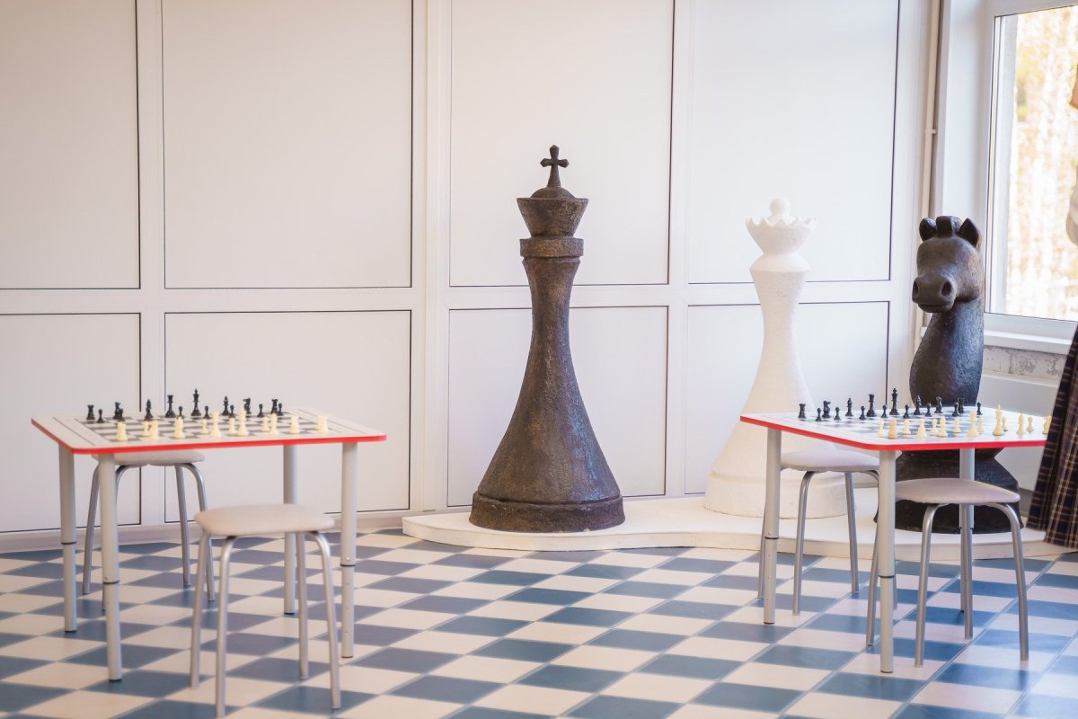 Шахматный декор в гимназии города Юрги