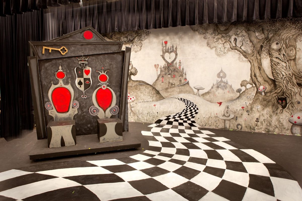 Алиса в Зазеркалье декорации