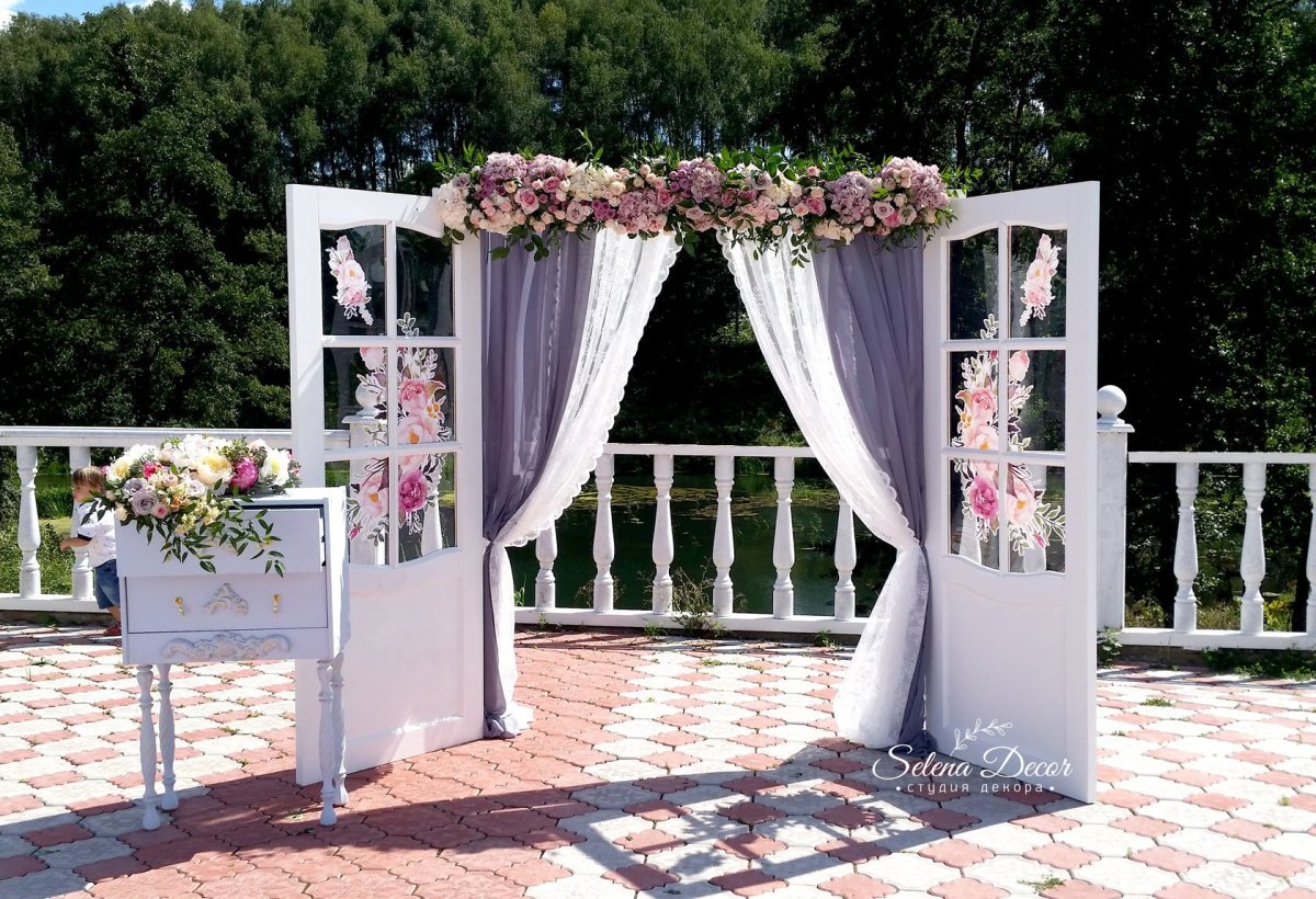 Стильная арка для выездной регистрации