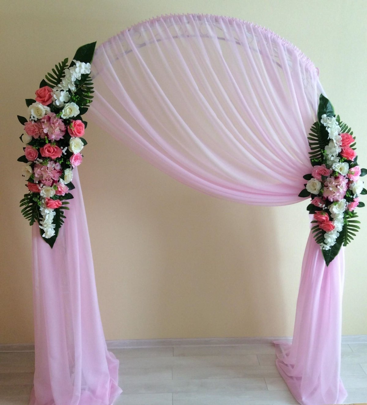 Арка декорированная тканью