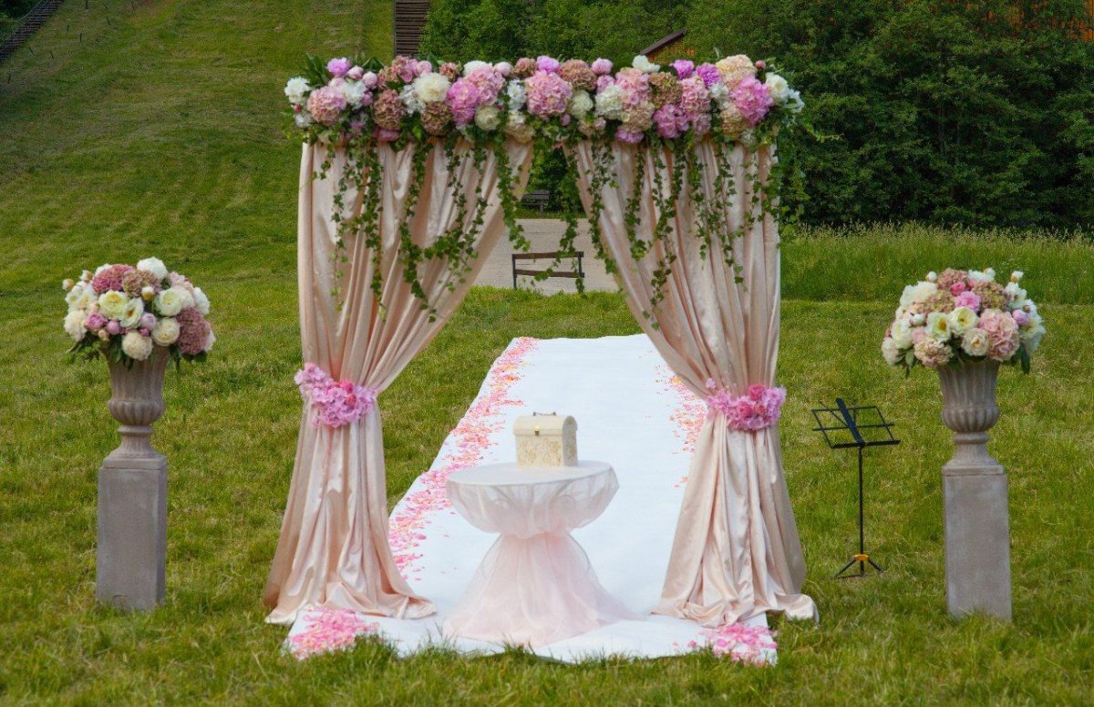 Арка для выездной регистрации в розовом цвете