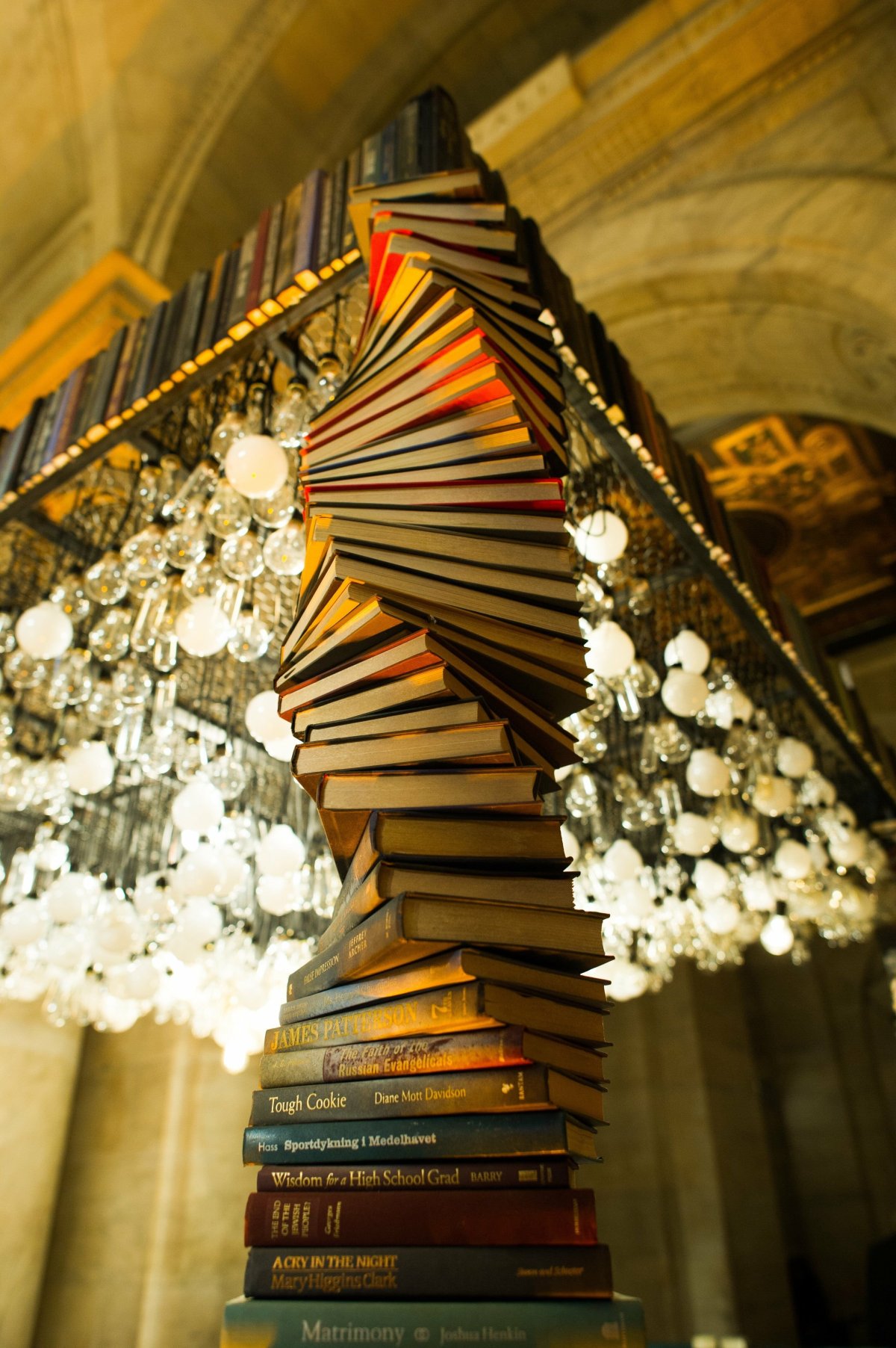 Инсталляция с книгами