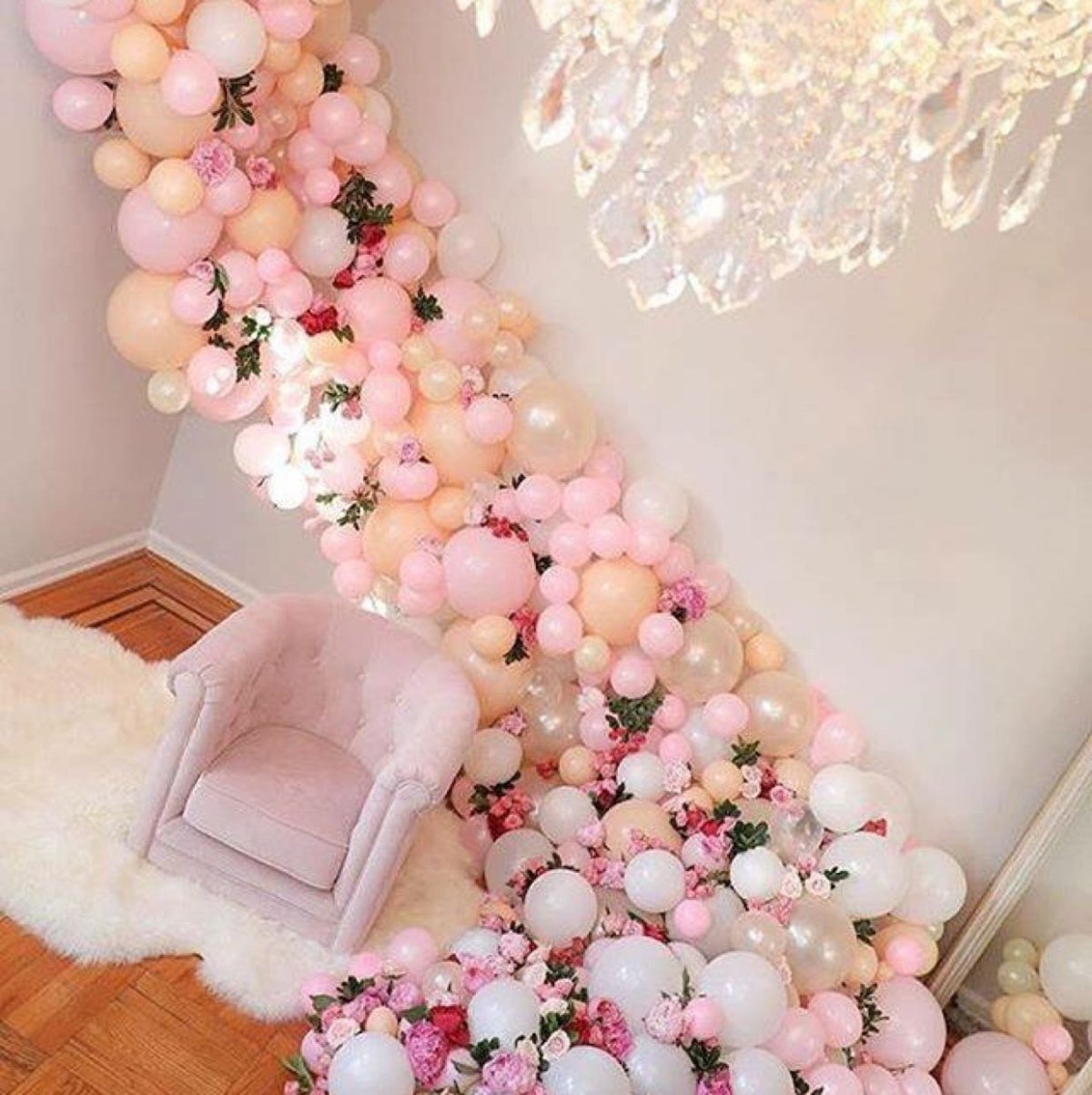 Украшение комнаты шариками