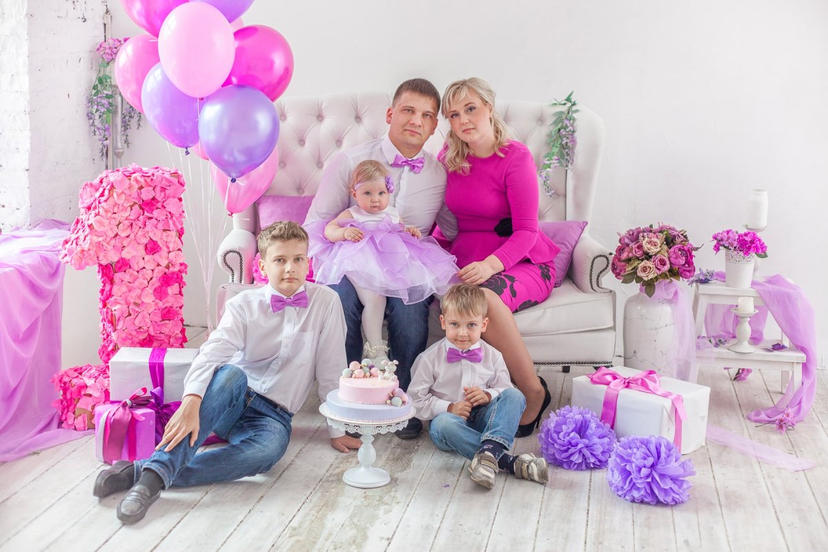 Семейная фотосессия в розовых тонах