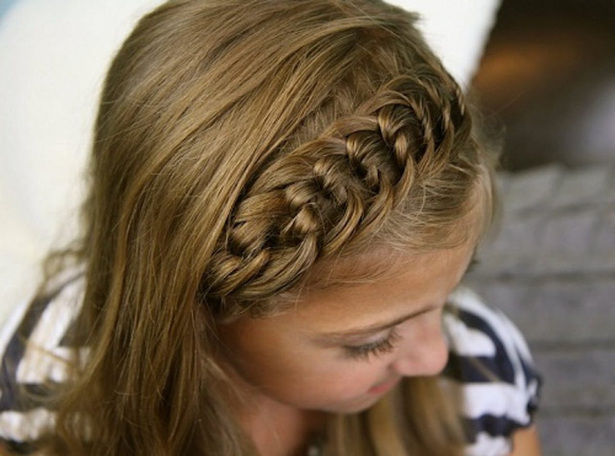 Косички с прядями в школу для девочек