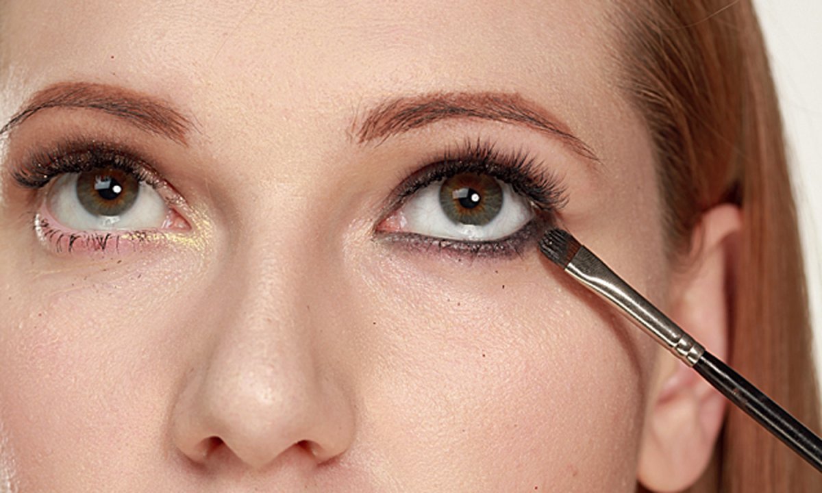 Прокрашено нижнее веко макияж