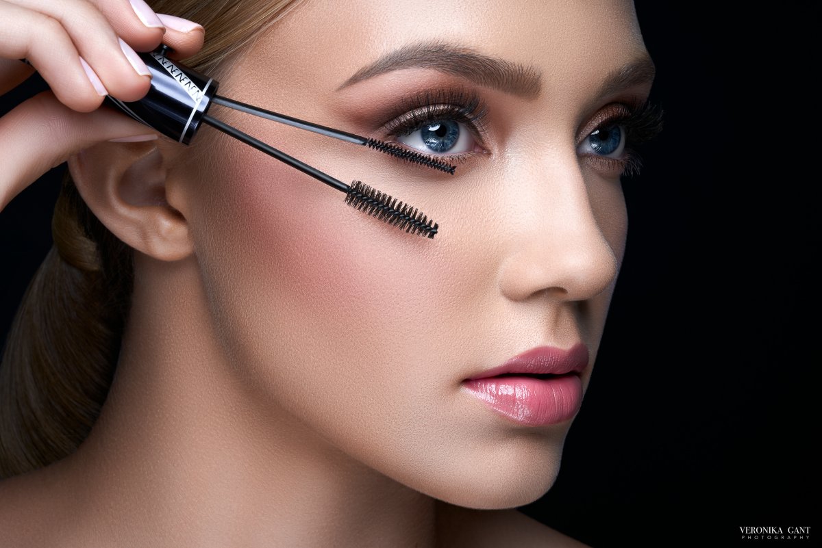 Итальянская девушка наносит тушь на ресницы