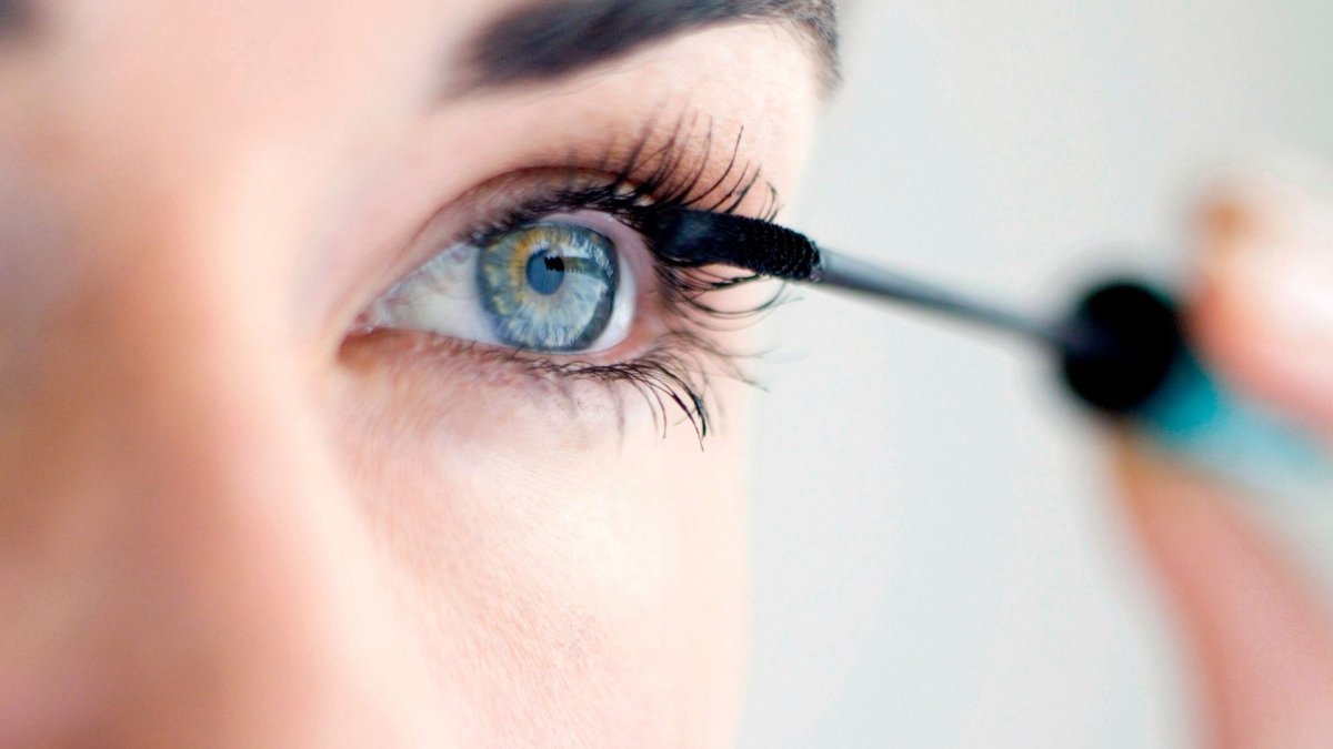 Тушь для ресниц девушка