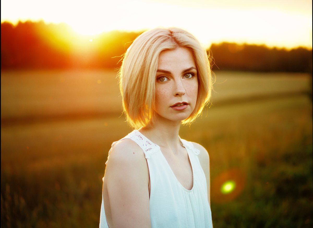 Блондинка с короткими волосами