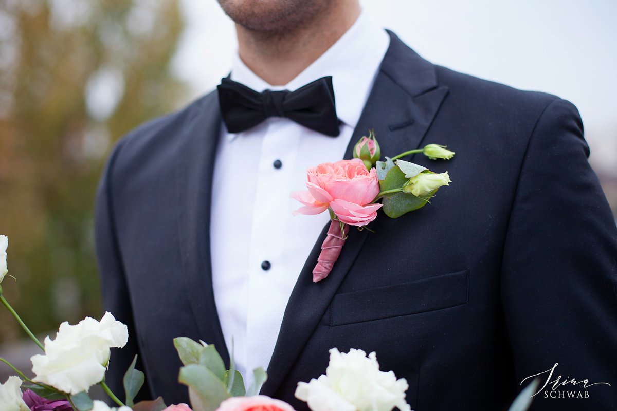 Красивый жених с цветами