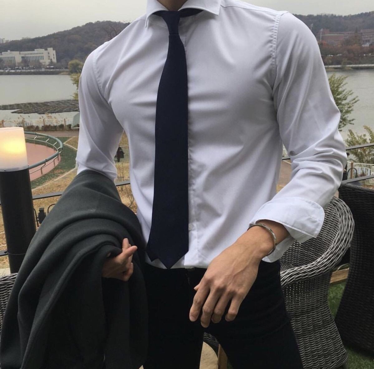 Мужчина в рубашке Эстетика