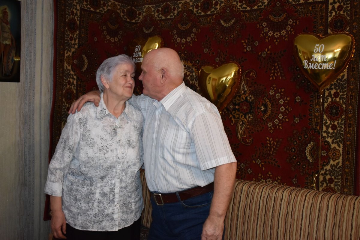 С золотой свадьбой бабушке и дедушке