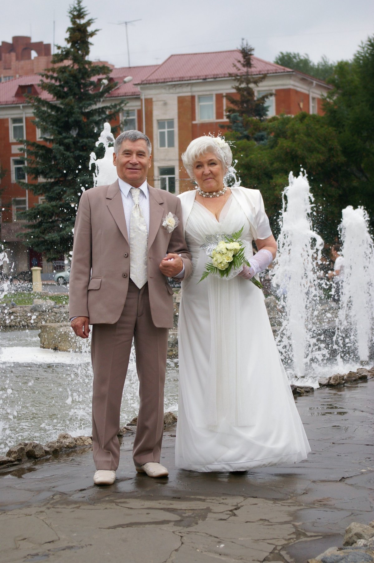 Наряд на золотую свадьбу