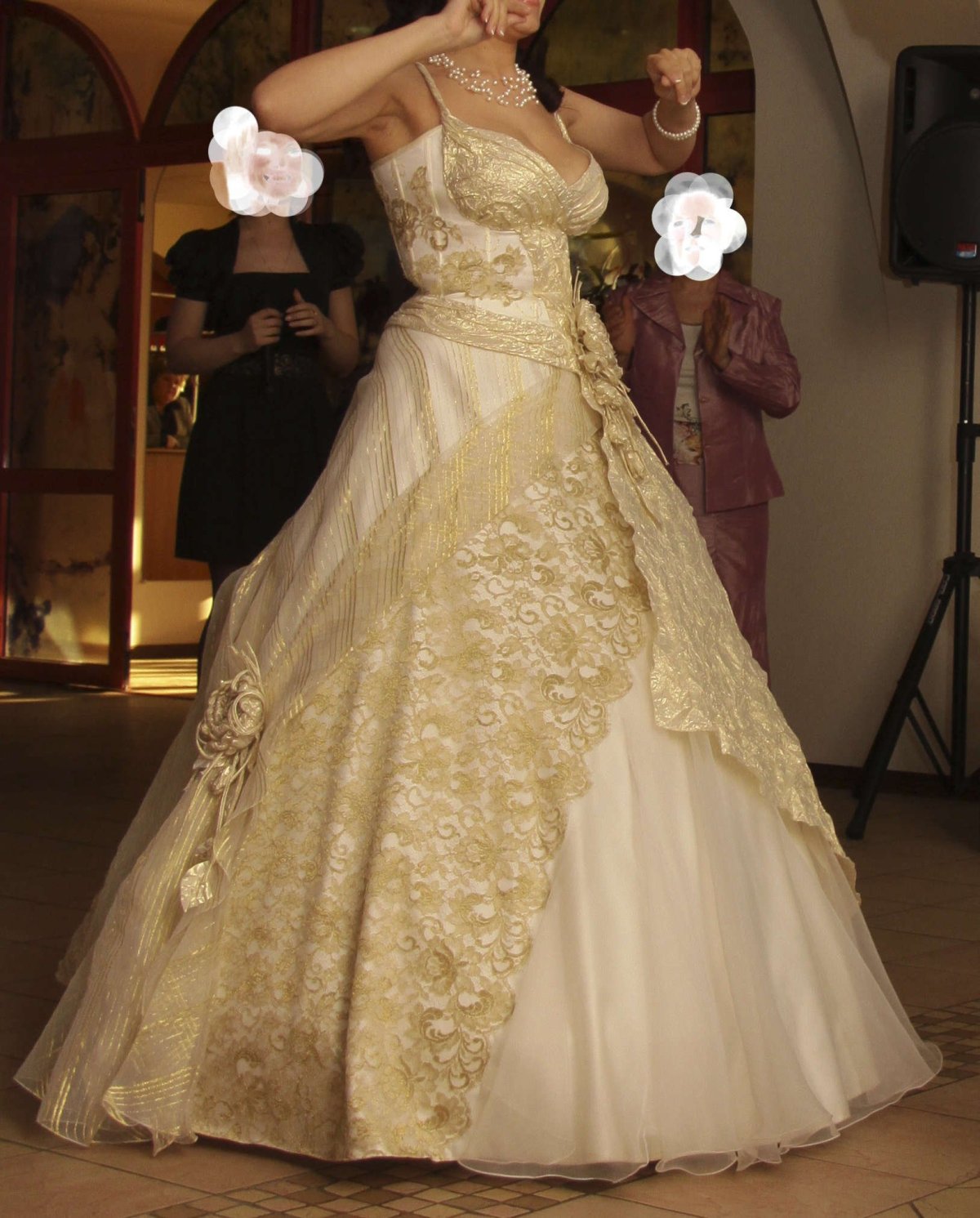 Золотое платье невесты