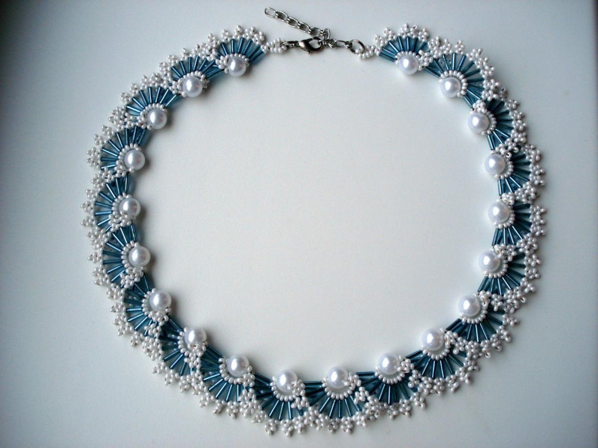 Ожерелье из бисера и бусин