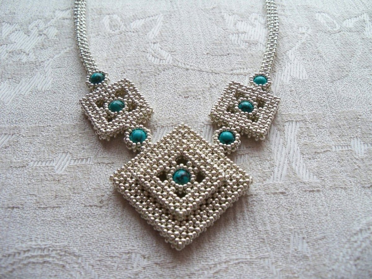 Кулон квадратный жгут бисер