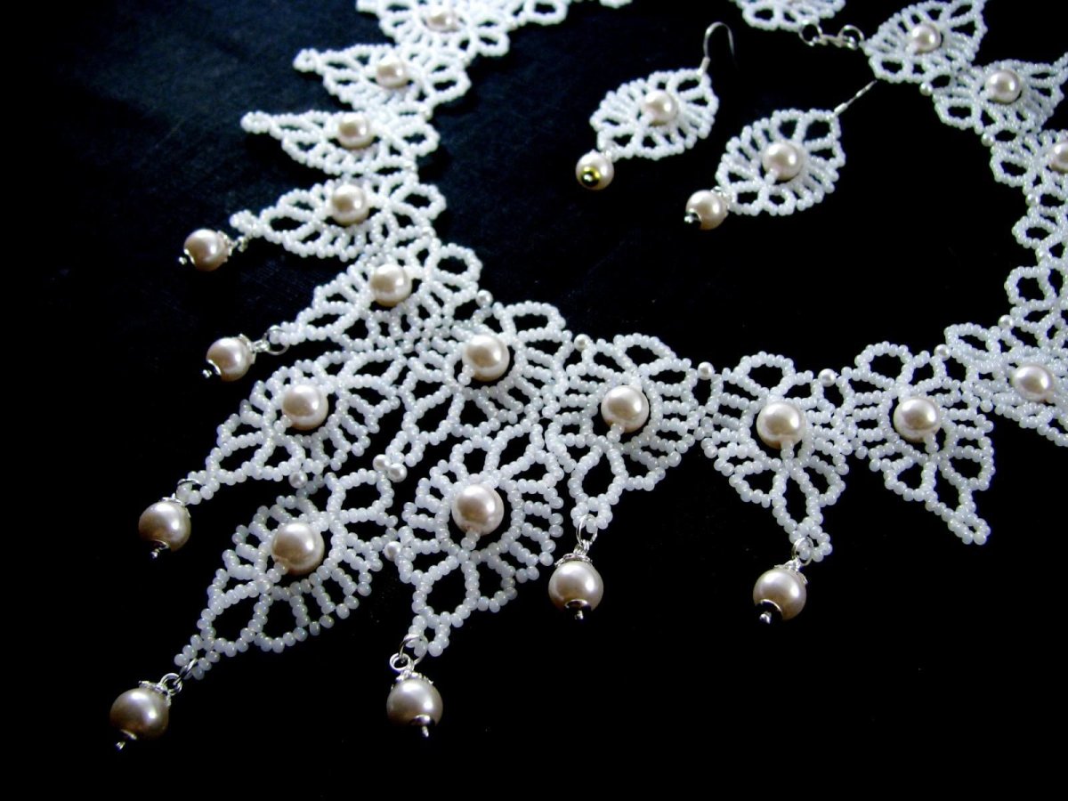 Ажурное колье из бисера и бусин