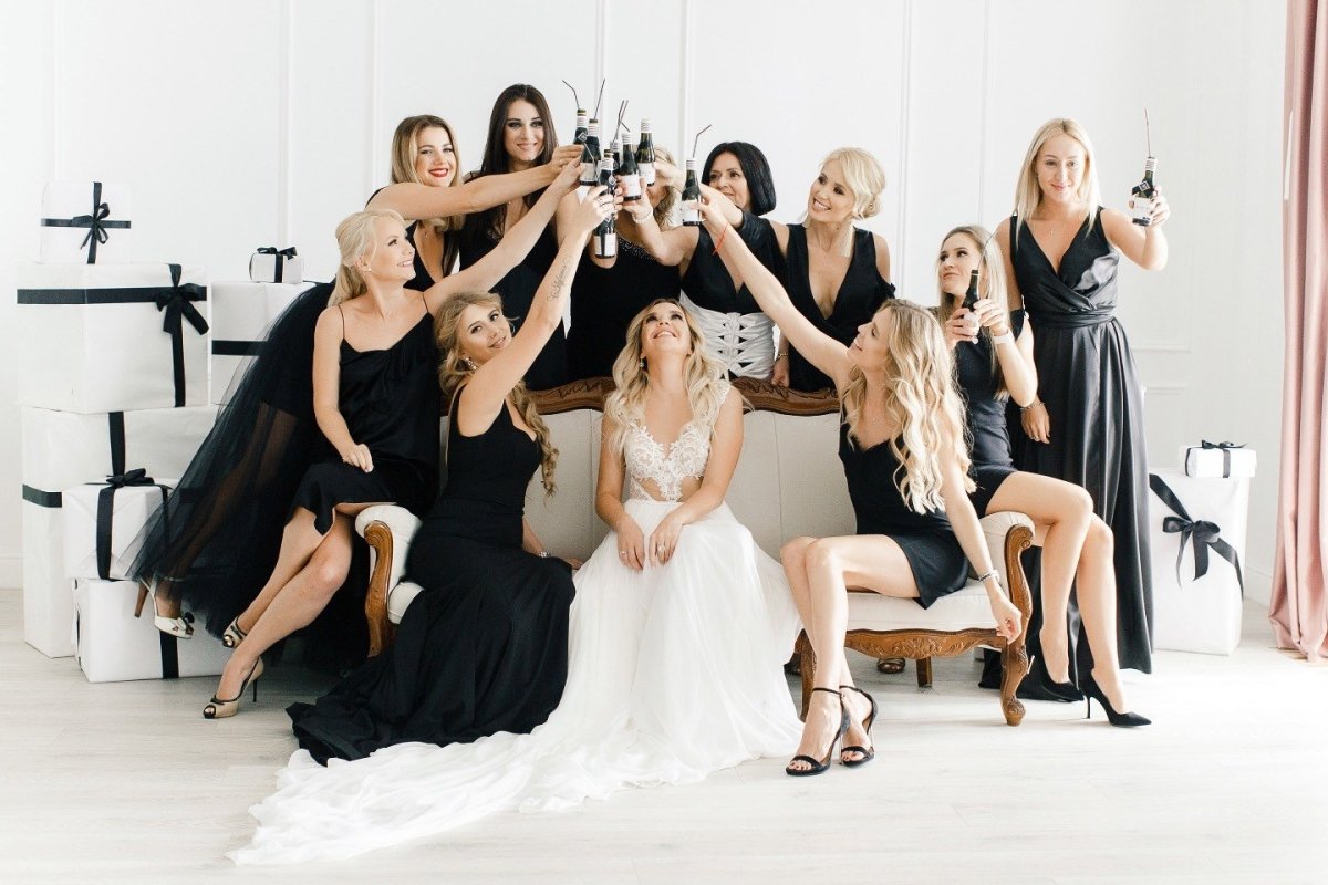 Утро невесты в черном стиле с подружками