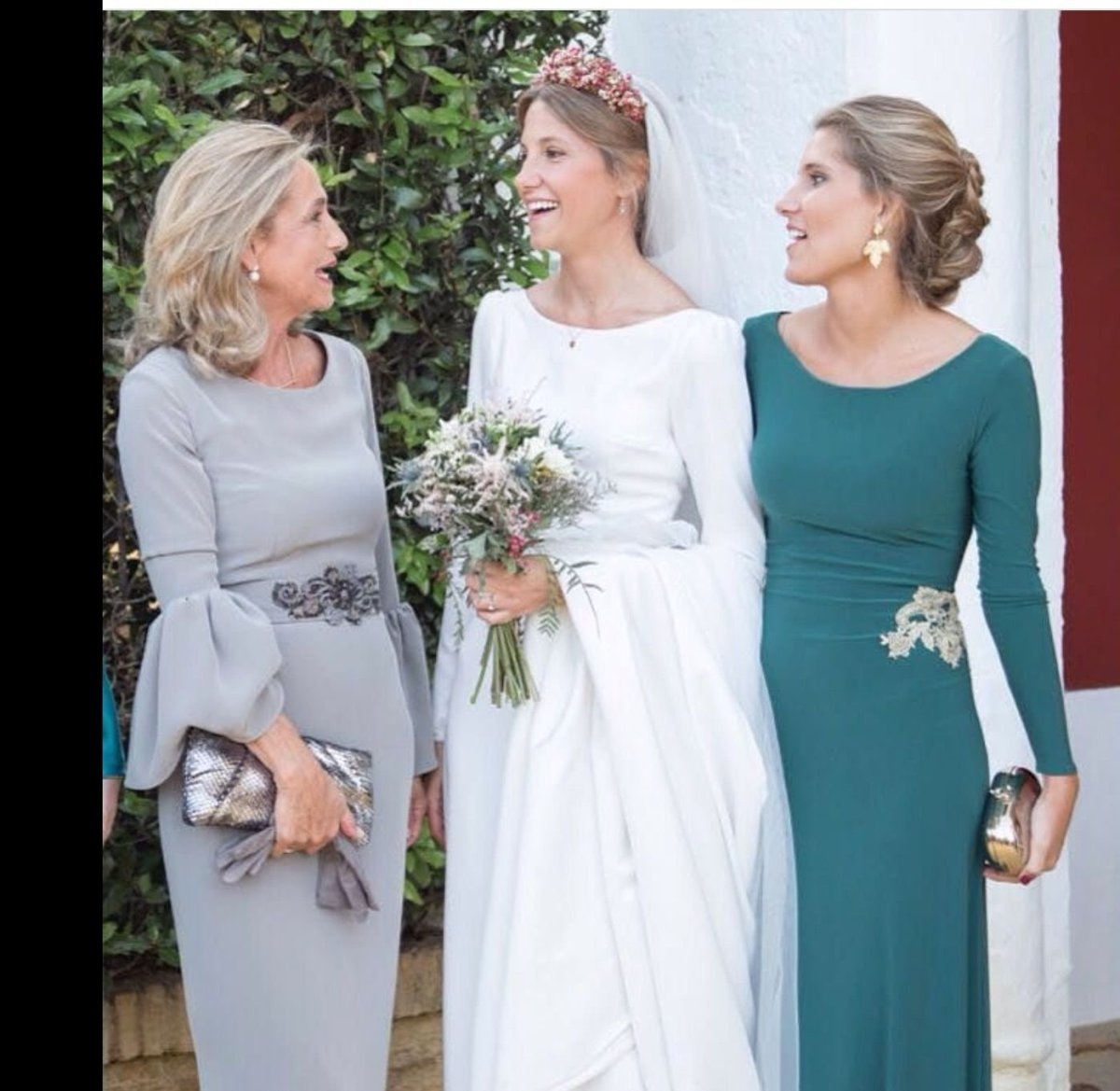 Вечерние платья и костюмы