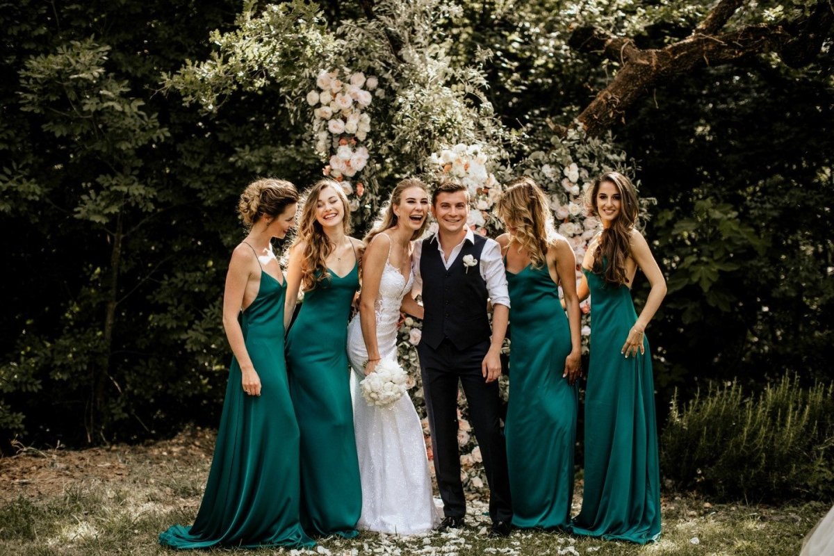 Красивые подруги невесты