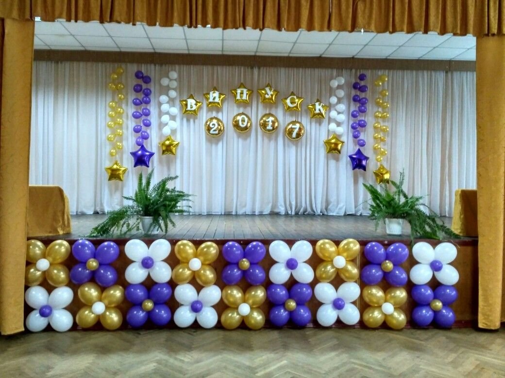 Украшение шарами на выпускной в школе