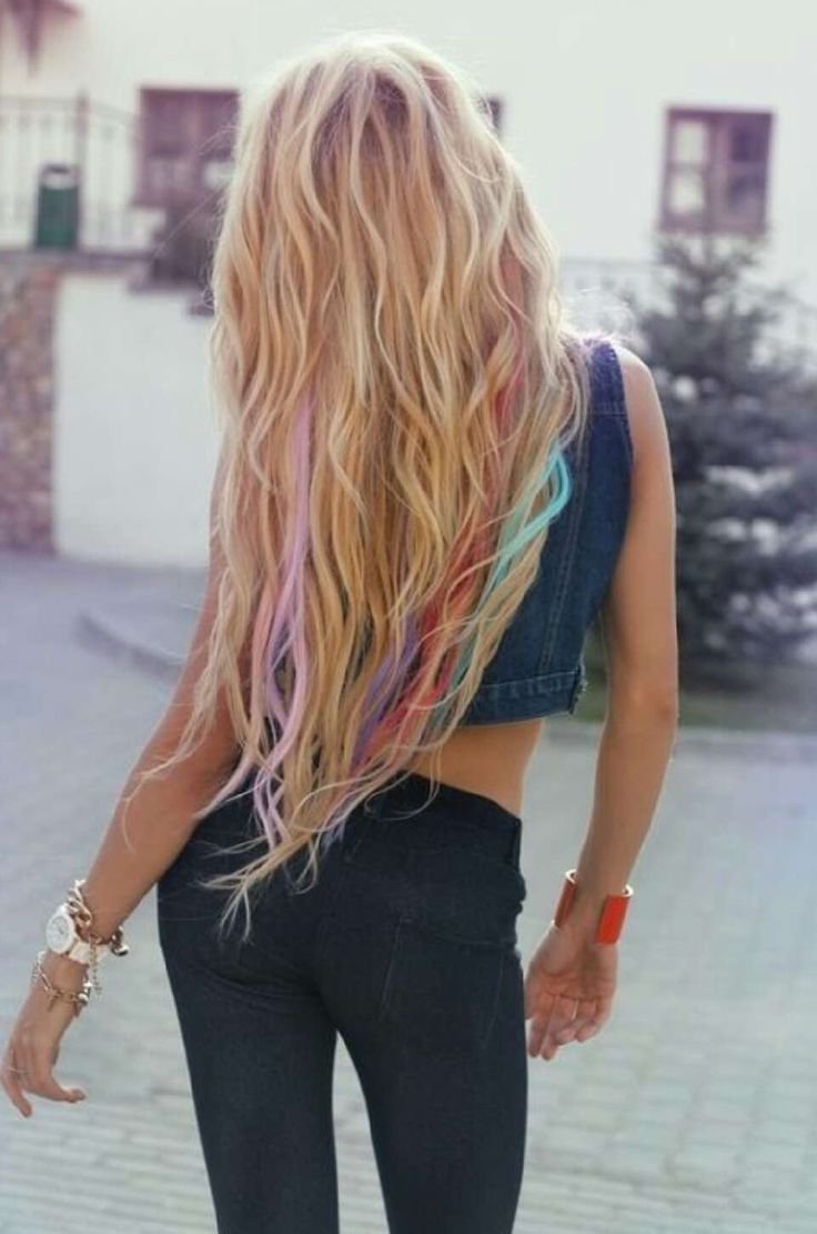 Цветные пряди на светлых волосах