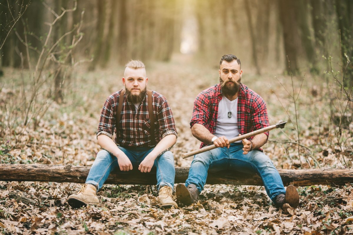 Бородатый парень в лесу