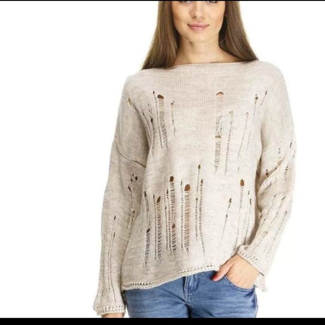 Вязаный свитер с дырками