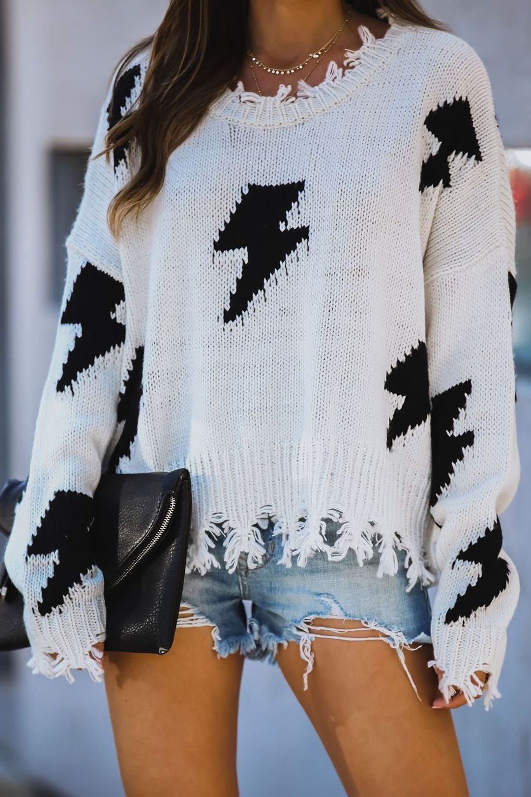 Свитер с бахромой и кружевом