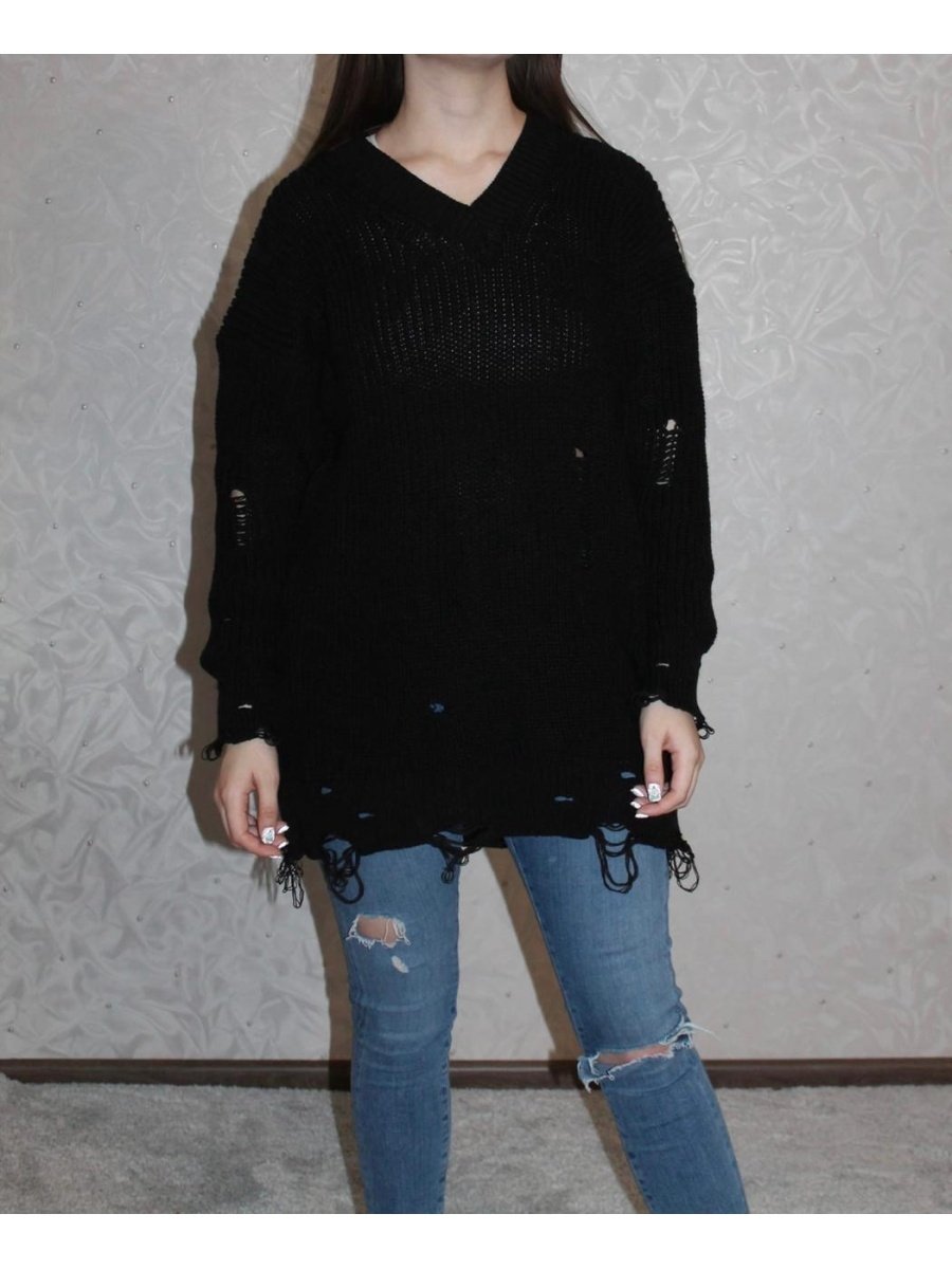 Рваный свитер с шелковой юбкой