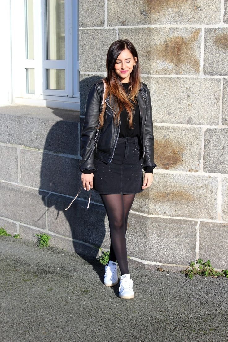 Белые ботинки с черными колготками