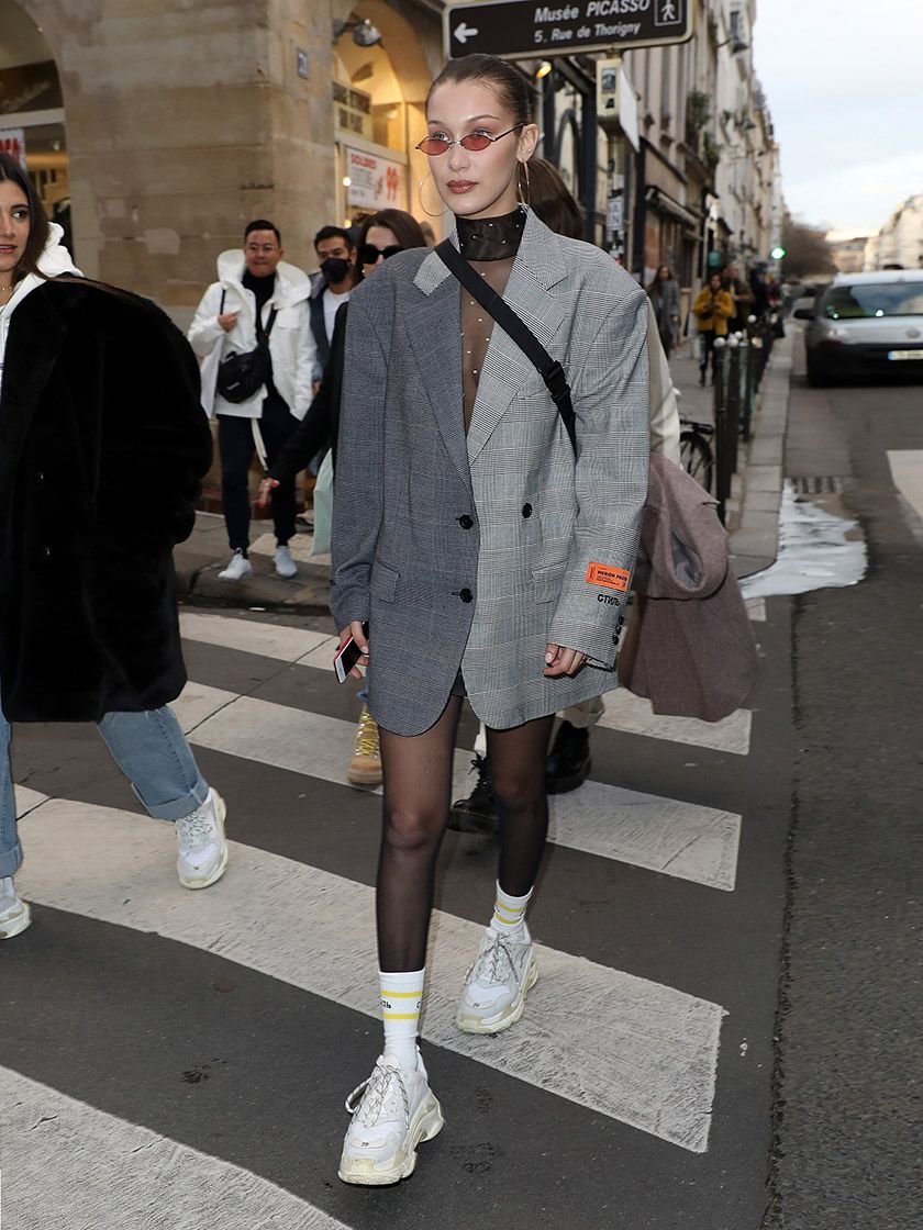 В колготках и ботинках