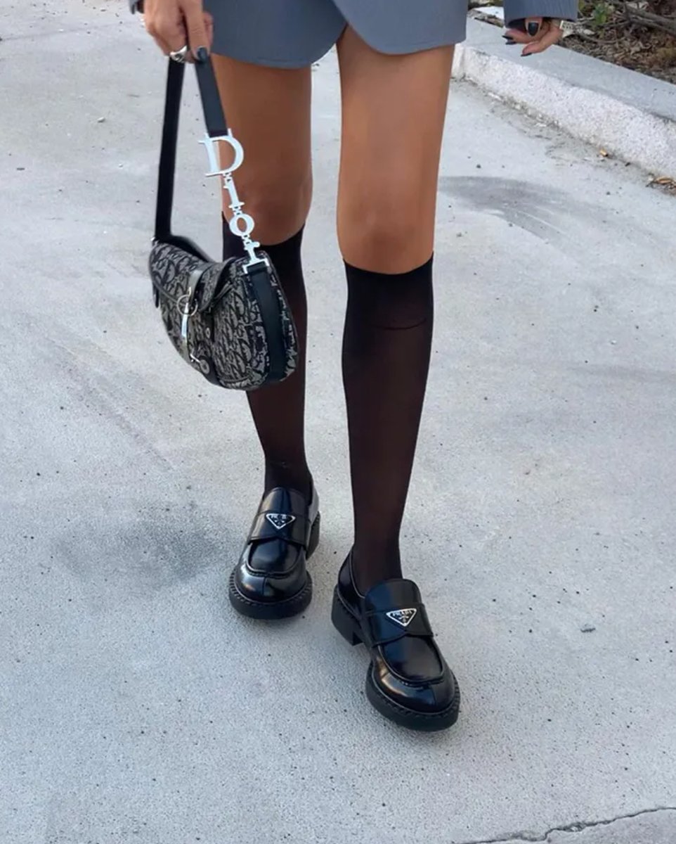 Белые кеды с черными колготками