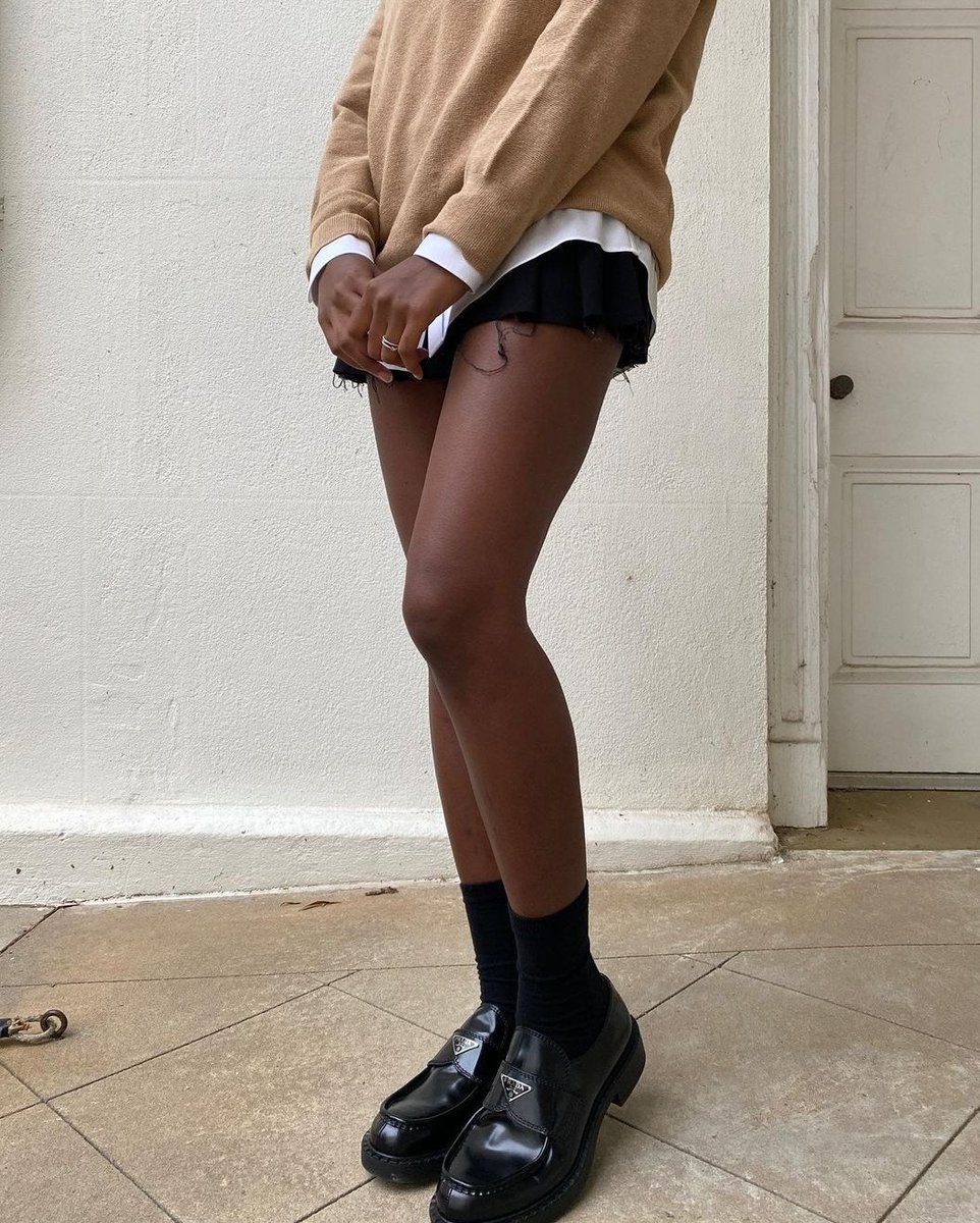 Светлые ботинки с черными колготками