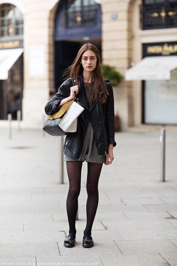 Девушка в белых ботинках