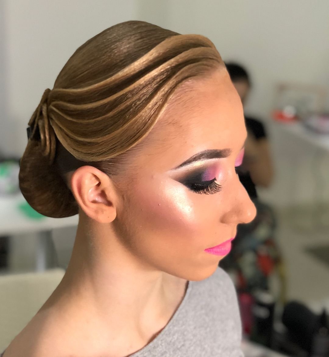 Прическа для бальных танцев с гофре