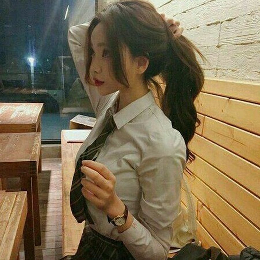 Корейская девушка в школе селфи