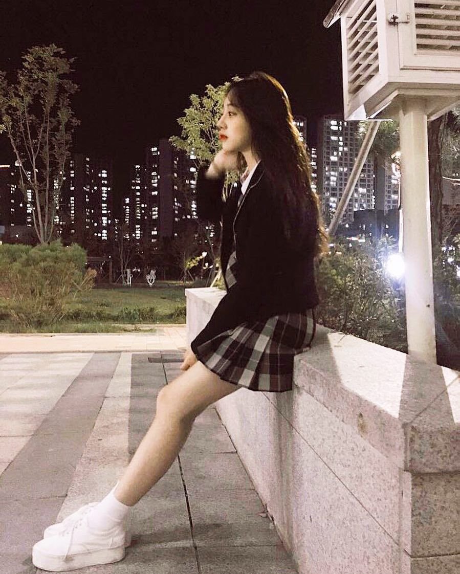 Корейская девушка в школе селфи