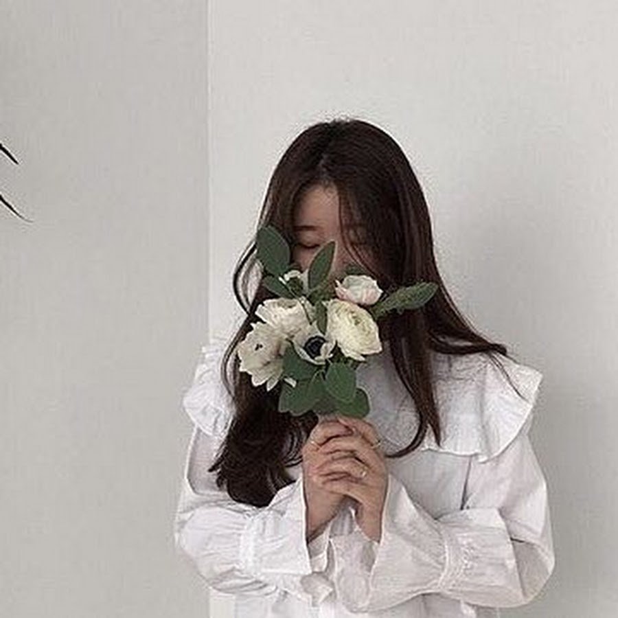 Кореянка с цветами